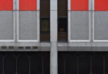 Jakie normy precyzują wymagania dla barier technicznych